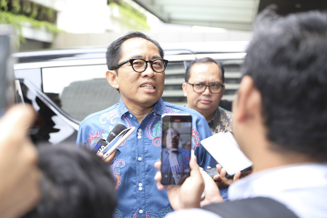 Wakil Menteri Perindustrian Republik Indonesia Faisol Riza menjawab pertanyaan wartawan saat menghadiri AI for Indonesia by kumparan di Djakarta Theater, Jakarta, Rabu (4/12/2024). Foto: Iqbal Firdaus/kumparan