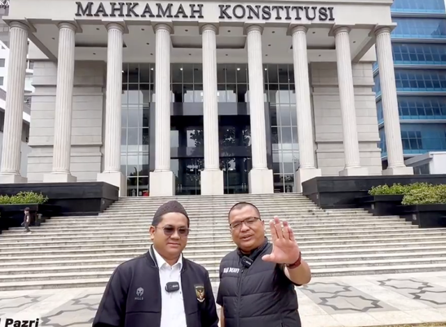 Denny Indrayana (kanan) dan Muhamad Fazri mendaftarkan gugatan ke MK terkait Pilwakot Banjarbaru, Kalteng, Rabu (4/12/2024). Foto: X/@dennyindrayana