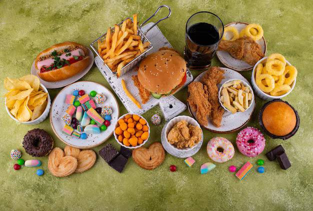ilustrasi makanan manis dan junk food. Sumber: freepik.com