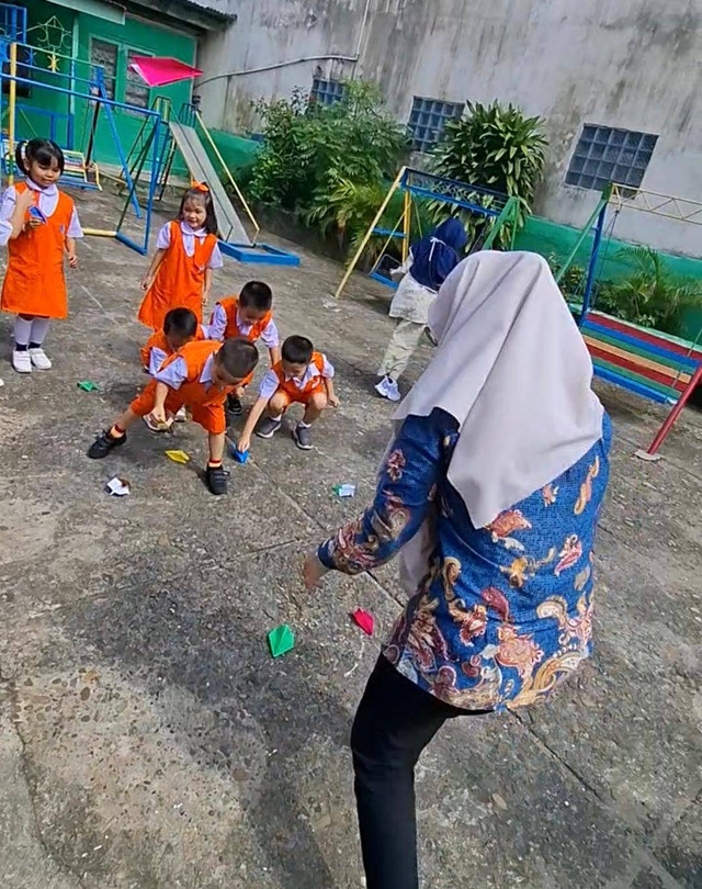 ilustrasi perkembangan fisik motorik halus pada anak usia dini. (sumber : di ambil pada tanggal 3 november 2024 di tk chandrajaya palembang)