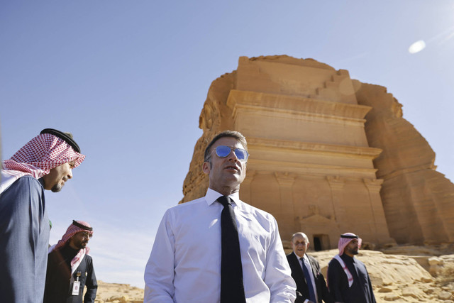 Presiden Prancis Emmanuel Macron mengunjungi situs arkeologi al-Hijr (Hegra) atau Mada'in Saleh, dekat kota barat laut Saudi, AlUla, pada 4 Desember 2024. Foto: Ludovic Marin/AFP