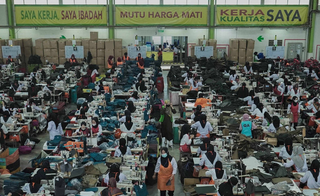  Pekerja Pabrik di Indonesia Foto oleh: footagearisandy (vecteezy)