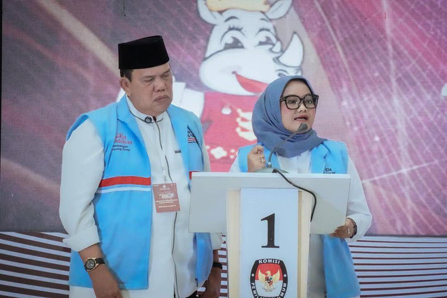 Pasangan Ela Siti Nuryamah dan Azwar Hadi. | Foto: Tim Pemenangan Ela-Azwar