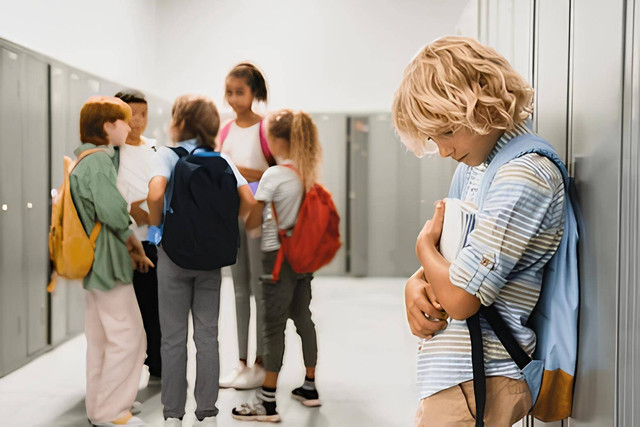 Ilustrasi siswa pendiam (Sumber : https://www.shutterstock.com/image-photo/lonely-sad-schoolboy-crying-while-all-2489698103)