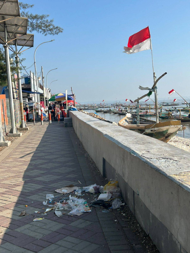 Plastic waste scattered along Kenjeran Beach, Surabaya, captured in September 2024.