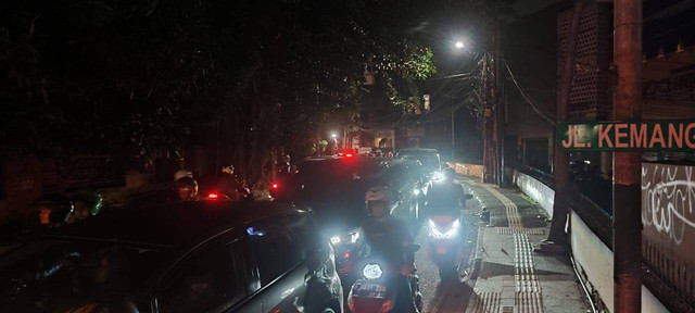 Situasi arus lalu lintas di sekitar Anomali Coffee di Jalan Raya Kemang, Jakarta Selatan, pada Kamis (5/12/2024). Foto: Rachmadi Rasyad/kumparan