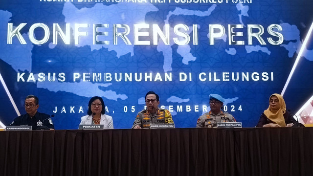 Kabid Humas Polda Metro Jaya Kombes Pol Ade Ary Syam Indradi memimpin konferensi pers di RS Polri Kramat Jati, Jaktim, Kamis (5/12/2024).  Foto: Thomas Bosco/kumparan