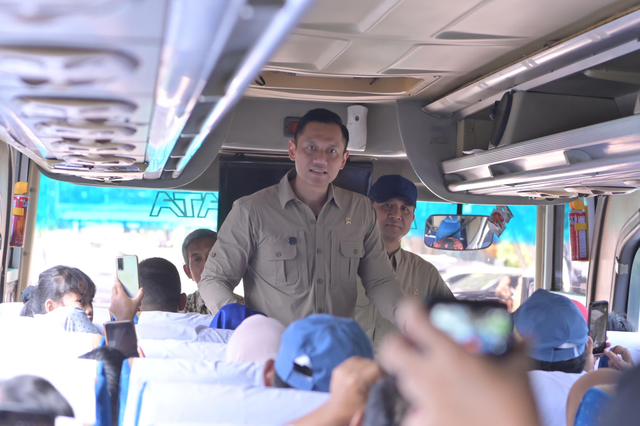 Menteri Koordinator Bidang Infrastruktur dan Pembangunan Kewilayahan (IPK), Agus Harimurti Yudhoyono (tengah) bersama Menteri Transmigrasi M. Iftitah Sulaiman Suryanagara (kanan) saat melepas transmigran dari Jawa Tengah dan DI Yogyakarta di halaman Grhadhika Bakti Praja, Semarang, Jawa Tengah, Kamis (5/12/2024). Foto: Dok. Kementerian Transmigrasi