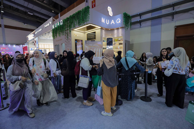 Pengunjung memadati pameran kosmetik Jakarta X Beauty 2024 di Jakarta Convention Center (JCC), Jakarta, Jumat (6/12). Foto: Jamal Ramadhan/kumparan