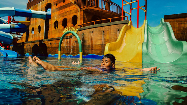 Harga Tiket Transera Waterpark Bekasi. Foto hanya sebagai ilustrasi saja, bukan tempat sebenarnya. Sumber: Pexels/Michael Yohanes.