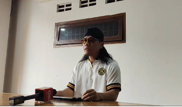 Gus Miftah memberikan pertanyaan kepada wartawan soal pengunduran dirinya sebagai Utusan Khusus Presiden Bidang Kerukunan Beragama dan Pembinaan Sarana Keagamaan, Jumat (6/12/2024) . Foto: Alfiansyah Panji/kumparan