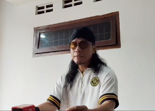 Miftah Maulana Habiburrahman alias Gus Miftah menggelar jumpa pers di Ponpes Ora Aji, Sleman, DIY, Jumat (6/12/2024). Foto: Arfiansyah Panji Purnandaru/kumparan