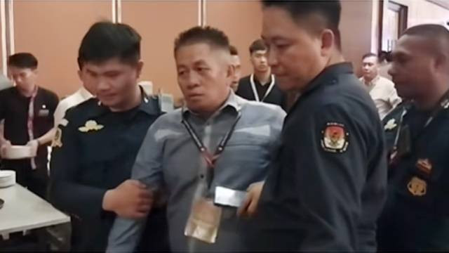 Jootje Rumondor, saksi dari pasangan calon Gubernur dan Wakil Gubernur Sulut, Elly Engelbert Lasut-Hanny Joost Pajouw, digiring ke luar ruangan rapat pleno rekapitulasi oleh petugas keamanan KPU Sulut. Jootje kini dinyatakan hilang dan tak bisa dihubungi oleh pihak keluarga. (foto: capture video)