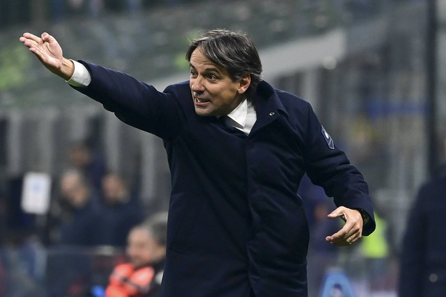 Pelatih Inter Milan Simione Inzaghi menyampaikan intruksi kepada pemainnya pada pertandingan Serie A Liga Italia di San Siro, Milan, Italia, Jumat (6/12/2024). Foto: Piero Cruciatti/AFP