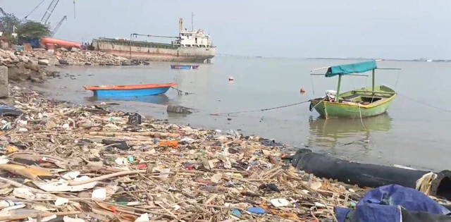 Ilustrasi salah satu contoh dari pencemaran lingkungan sampah di laut (Sumber : Potret Kamera Infinix Hot 10s, oleh : Dika Rizky Firdana, Pelabuhan Kamal, Kabupaten Bangkalan, Jawa Timur 2024).