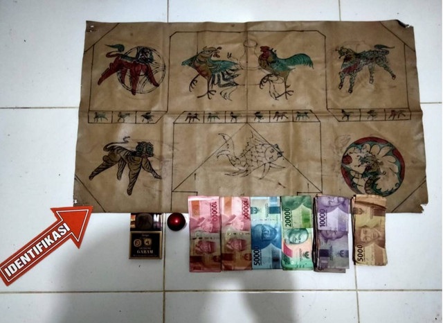 Polisi mengamankan barang bukti perjudian. Foto: Dok. Polres Sambas