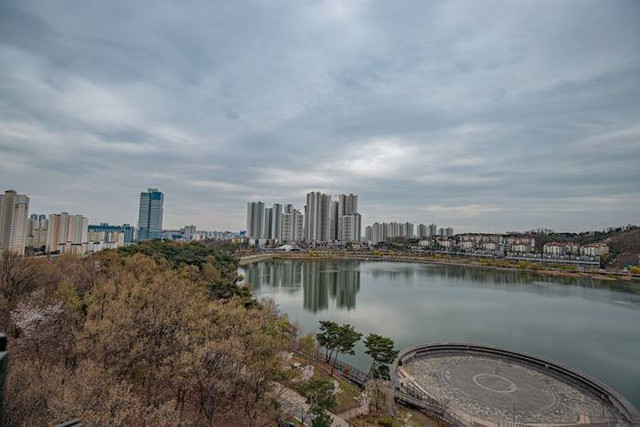 Harga tiket masuk Teras Cikapundung. Foto hanyalailustrasi bukan tempat sebenarnya. Sumber: Unsplash/Ryoo Geon Uk