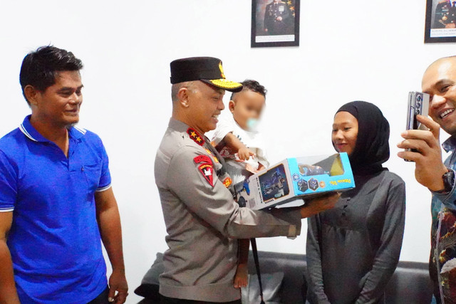 Kapolda Bangka Belitung, Irjen Hendro Pandowo, saat menemui ibu dan anak yang disekap di kandang anjing. Foto: Dok. Istimewa