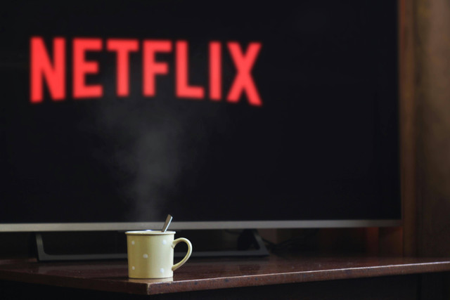 Ilustrasi Cara Nonton Film Agak Laen di HP, Foto: Pexels/John-Mark Smith