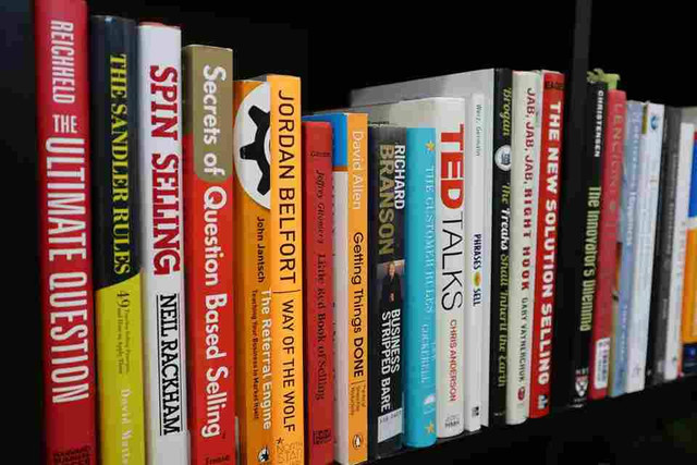 Koleksi Buku (Sumber: www.unsplash/Kaleidico)
