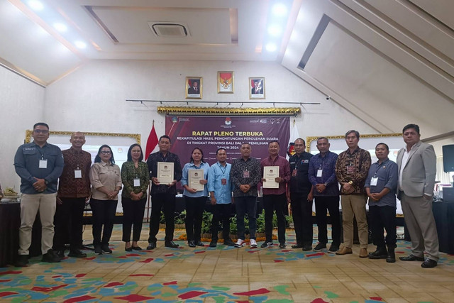 KPU Bali mengumumkan hasil rekapitulasi suara Pemilihan Gubernur 2024 di Jimbaran Bay Hotel, Kabupaten Badung, Minggu (8/12/2024). Foto: Denita BR Matondang/kumparan