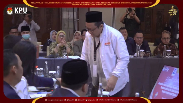 Saksi paslon nomor 01 Ridwan Kamil dan Suswono walkout saat Rapat pleno rekapitulasi perhitungan suara Pemilihan Gubernur (Pilgub) Jakarta di Hotel Sari Pan Pasific, Jakarta, Minggu (8/12/2024). Foto: Youtube/KPU PROVINSI DAERAH KHUSUS JAKARTA