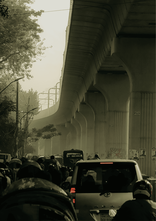 https://www.pexels.com/photo/cars-and-carriages-in-traffic-15685267/.