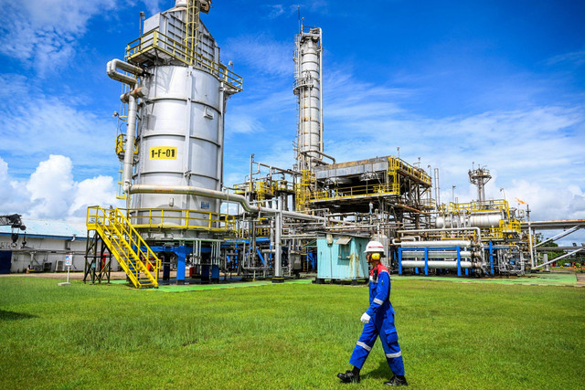 Petugas berjalan di area Kilang Pertamina Internasional (KPI) Unit Kasim, Kabupaten Sorong, Papua Barat Daya. Foto: Rivan Awal Lingga/ANTARA FOTO