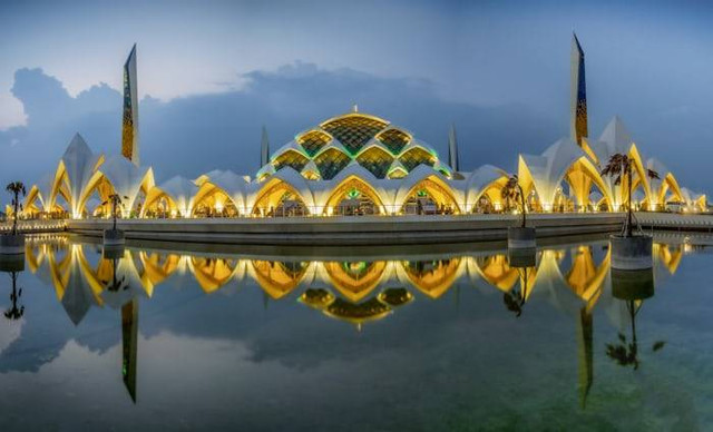 Aturan berkunjung ke Masjid Al Jabbar. Foto adalah Masjid Al Jabbar. Sumber: Unsplash/ Ache Dipro