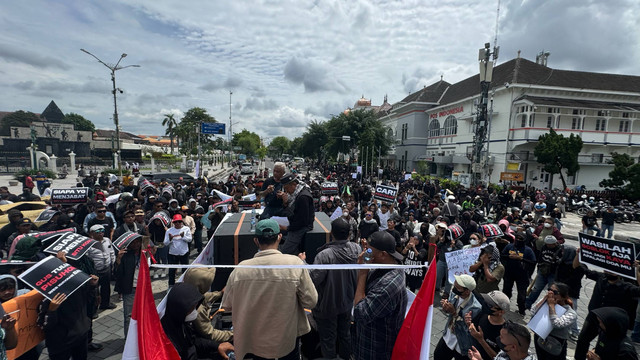 Demo menolak Gus Miftah mundur dari jabatan Utusan Khusus Presiden oleh Aliansi Santri Jalanan di Titik Nol Kilometer Yogyakarta, Senin (9/12) siang. Foto: Resti Damayanti/Pandangan Jogja