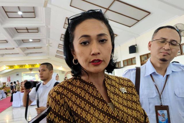 Wakil Menteri Perlindungan Pekerja Migran Indonesia (P2MI) Christina di Stikes Panti Rapih Yogyakarta, Senin (9/12/2024). Foto: Arfiansyah Panji Purnandaru/kumparan