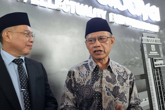 Ketua Umum PP Muhammadiyah, Haedar Nashir (kanan), usai menghadiri acara pelantikan Rektor Universitas Muhammadiyah (UM) Surabaya periode 2024-2028 di UM Surabaya, Senin (9/12/2024). Foto: Farusma Okta Verdian/kumparan