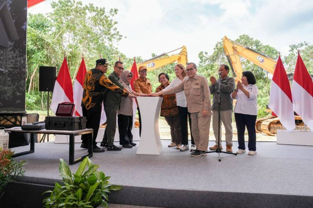 Groundbreaking Pusat Plasma Nutfah Nasional di di Kelurahan Mentawir, Kabupaten Penajam Paser Utara, Provinsi Kalimantan Timur.