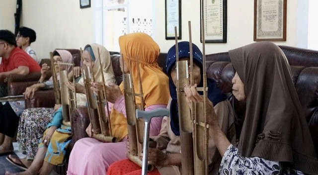 Kegiatan bermain angklung di Panti Sosial Tresna Wredha Budi Pertiwi Bandung | Foto: Aqeela Syahida