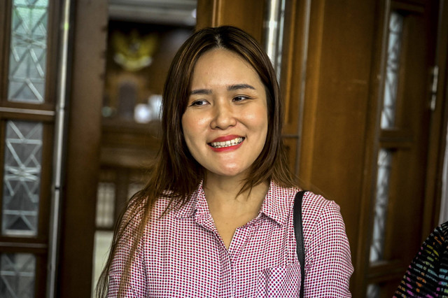 Mantan terpidana kasus pembunuhan berencana terhadap Wayan Mirna Salihin, Jessica Kumala Wongso berjalan meninggalkan gedung usai mengikuti sidang peninjauan kembali (PK) di Pengadilan Negeri Jakarta Pusat, Jakarta, Senin (9/12/2024). Foto: Aprillio Akbar/ANTARA FOTO