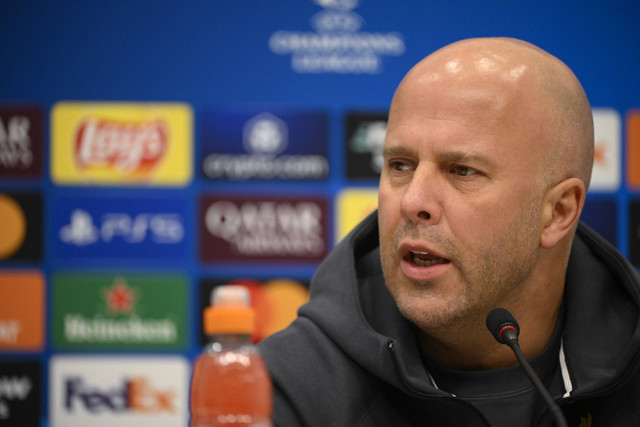 Pelatih Liverpool Arne Slot menjawab pertanyaan wartawan saat sesi konferensi pers jelang pertandingan Liga Champions antara Girona menghadapi Liverpool di  Montilivi stadium, Girona, Senin (9/12/2024). Foto: Josep Lago/AFP