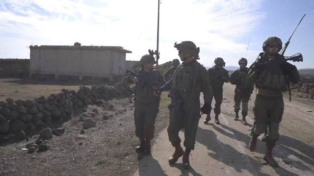 Tentara Israel beroperasi di sebuah lokasi yang disebut sebagai Suriah Selatan, dalam cuplikan video yang diperoleh Reuters pada Senin (9/12/2024). Foto: Israel Defense Forces/via REUTERS