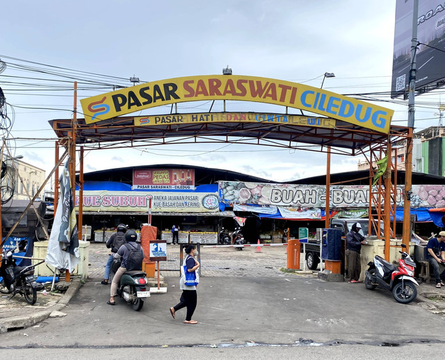 Masyarakat Ciledug kesulitan memenuhi kebutuhan pokok sehari-hari akibat kenaikan harga sayuran di Pasar Saraswati,Ciledug, Kota Tangerang, pada Selasa (10/12/2024). Sumber foto milik pribadi.