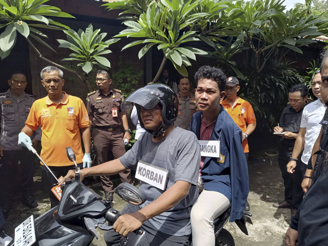 Rekonstruksi Agus Buntung dibonceng korban, saat meninggalkan homestay.  Foto: Dok. kumparan