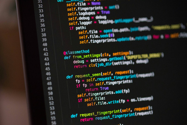 Disk Operating System (DOS) adalah sistem operasi awal yang digunakan di komputer pribadi. Foto: Unsplash.com