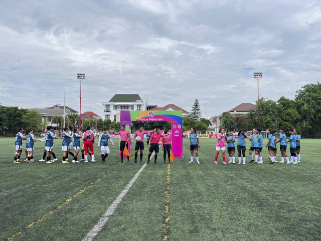 Kalimantan Tengah vs Sulawesi Selatan dalam pertandingan Grup A Piala Pertiwi 2024 di Lapangan Akademi Persija, Pulomas, Jakarta, Rabu (11/12/2024). Foto: Aji Nugrahanto/kumparan