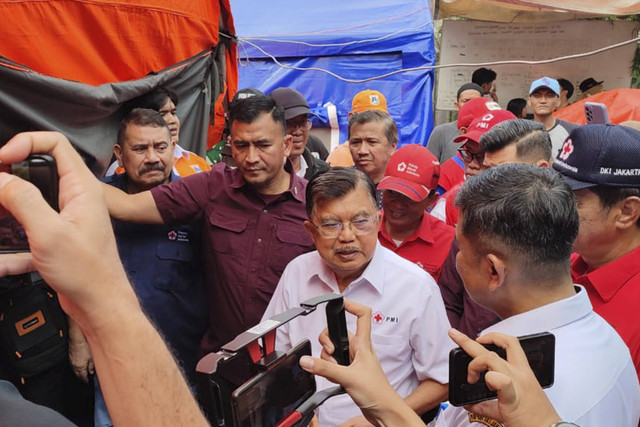 Ketua Umum PMI, Jusuf Kalla, saat meninjau posko pengungsi kebakaran di Kemayoran, Jakarta Pusat, pada Rabu (11/12/2024). Foto: Rachmadi Rasyad/kumparan