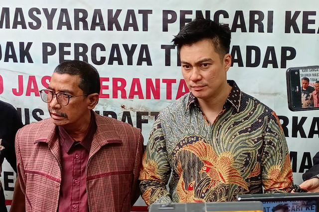 Baim Wong (kanan) dan kuasa hukumnya, Fahmi Bachmid usai mengikuti sidang cerai lanjutan di Pengadilan Agama Jakarta Selatan, Rabu (11/12/2024). Foto: Aprilandika Pratama/kumparan
