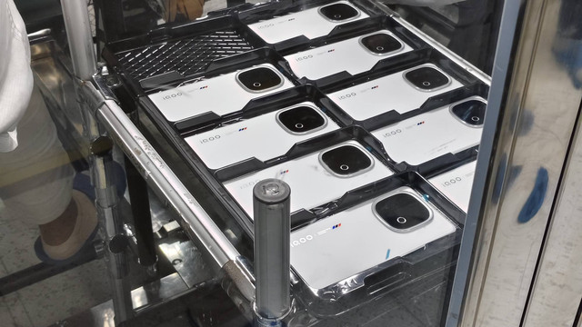 Perakitan HP iQoo 13 di pabrik vivo Cikupa, Tangerang.  Foto: Dok. Istimewa