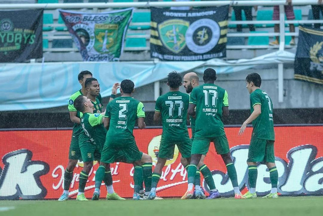 Persebaya Surabaya melawan Persik Kediri pada pertandingan Liga 1 di Stadion Gelora Bung Tomo, Surabaya, Jawa Timur, Rabu (11/12/2024). Foto: Instagram/ @officialpersebaya