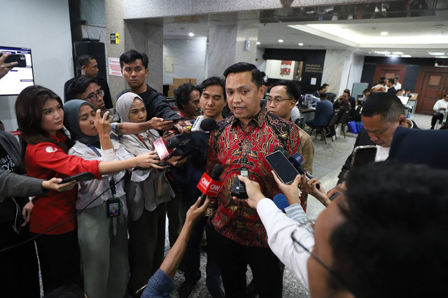 Ketua DPP PDIP Bidang Reformasi Sistem Hukum Nasional Ronny Talapessy berbincang dengan wartawan terkait pengungkapan pelanggaran Pilkada Serentak 2024 di gedung Mahkamah Konstitusi, Jakarta, Rabu (11/12/2024). Foto: Iqbal Firdaus/kumparan