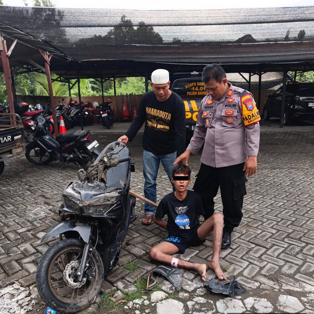 Pelaku FRS (24) warga Kabupaten Sampang, Madura, pelaku pembegalan sepeda motor saat diamankan di Polsek Baureno, Bojonegoro. Rabu (11/12/2024) (Aset: Istimewa)