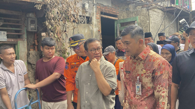 Calon Gubernur Jakarta nomor urut 3, Pramono Anung menyambangi lokasi kebakaran di Jalan Kebon Kacang, Kemayoran Jakarta Pusat, Kamis (12/12/2024). Foto: Alya Zahra/kumparan 