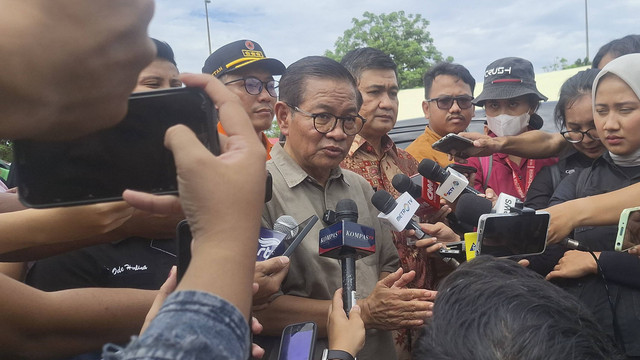 Cagub Jakarta Pramono Anung menjawab pertanyaan wartawan usai mengunjungi lokasi kebakaran, di Kebon Kosong Kemayoran, Jakarta Pusat, Kamis (12/12/2024). Foto: Alya Zahra/kumparan