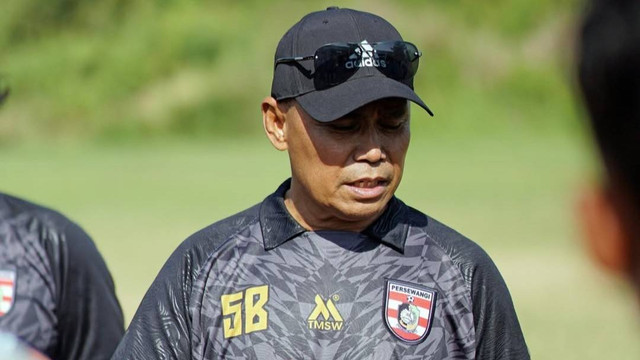 Pelatih Persewangi, Syamsuddin Batola. Foto: Instagram @persewangiofficial
